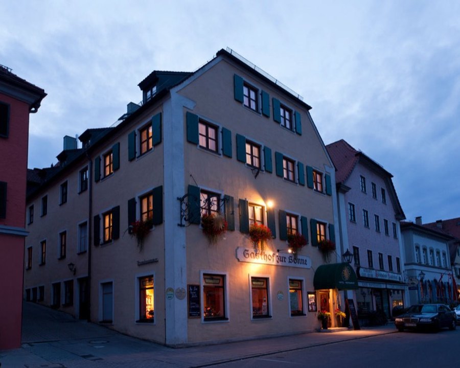 Die Fassade des Hotel Gasthof zur Sonne zur blauen Stunde