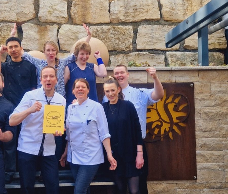 Das Team des Hotel Gasthof zur Sonne vor der Natursteinwand im Haus