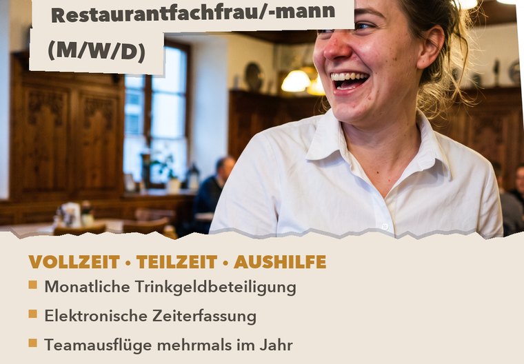 Servicekraft beim Eindecken im Gastraum